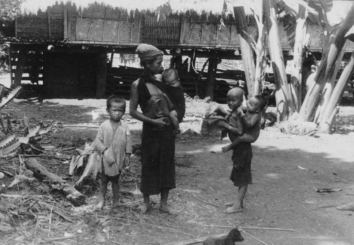 Đồng bào dân tộc thiểu số tại một bản gần ga Tân Ấp, Hà Tĩnh.