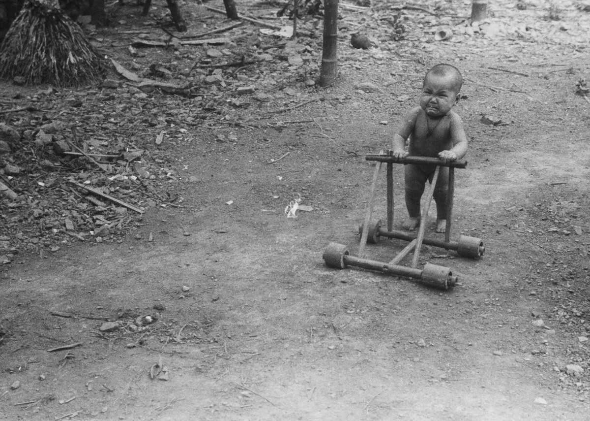 Bước đi chập chững đầu đời của em bé Mường.