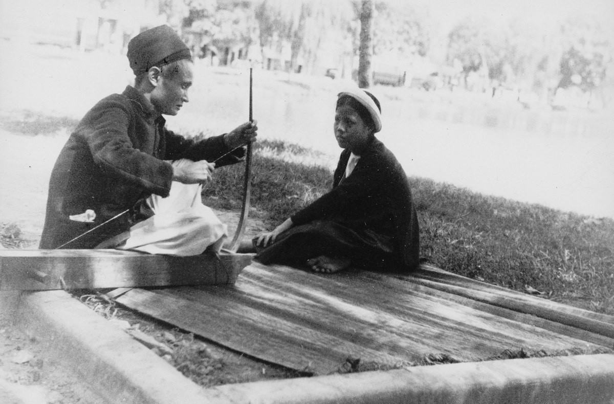 Người hát xẩm mù và cô con gái.