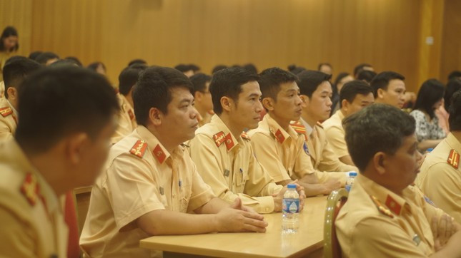 Sáng 11/3, Cục Đăng kiểm Việt Nam đã tiếp nhận 30 cán bộ, chiến sĩ đăng kiểm thuộc Cục Cảnh sát giao thông để phân bổ về các trung tâm đăng kiểm.