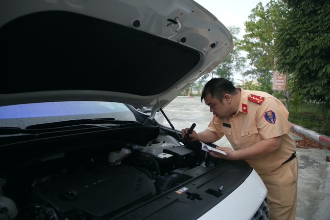 Trước đó, tại Hà Nam, Cục CSGT đã mở lớp tập huấn công tác kiểm định an toàn kĩ thuật và bảo vệ môi trường xe cơ giới cho 167 cán bộ, chiến sĩ CSGT làm nhiệm vụ hỗ trợ các trung tâm đăng kiểm bị quá tải.