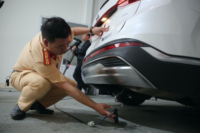 Thiếu tướng Lê Xuân Đức - Cục phó Cục CSGT cho biết, 30 cán bộ, chiến sĩ CSGT đến các trung tâm đăng kiểm ở Hà Nội để làm nhiệm vụ sẽ giải quyết tình trạng ùn ứ phương tiện.