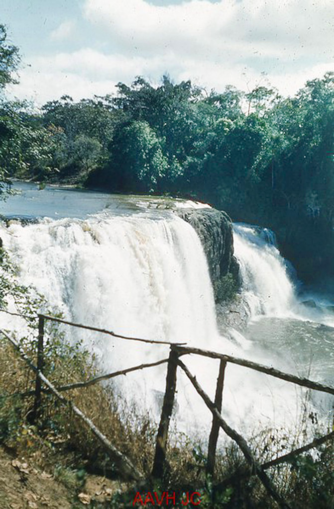 Thác Gougah, còn gọi là thác Ổ Gà, cách Đà Lạt khoảng 37 km về phía Nam. Thác đã biến mất do ngập nước sau khi đập nước của nhà máy thủy điện Đại Ninh được xây dựng.