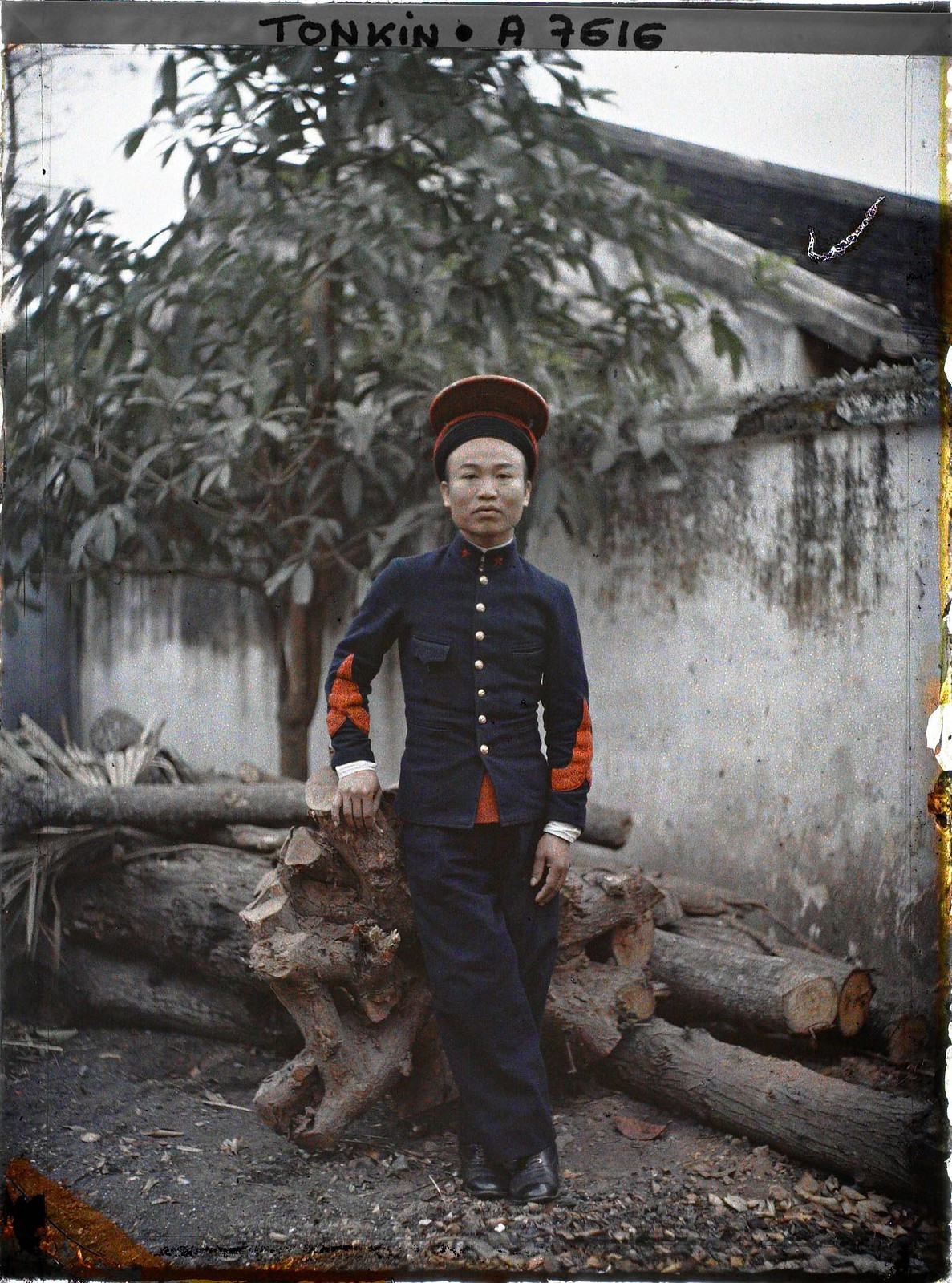 Chân dung một lính khố đỏ cấp bậc hạ sĩ. Lính khố đỏ hay lính tập là các đơn vị quân đội bản xứ do người Pháp tổ chức thành lập nhằm phụ trợ cho quân chính quy Pháp Đông Dương thời thuộc địa.