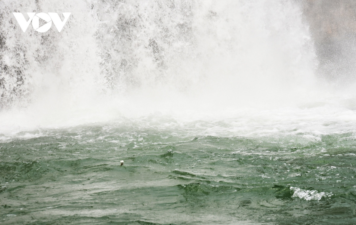 Nước từ trên cao đổ xuống trắng xóa.