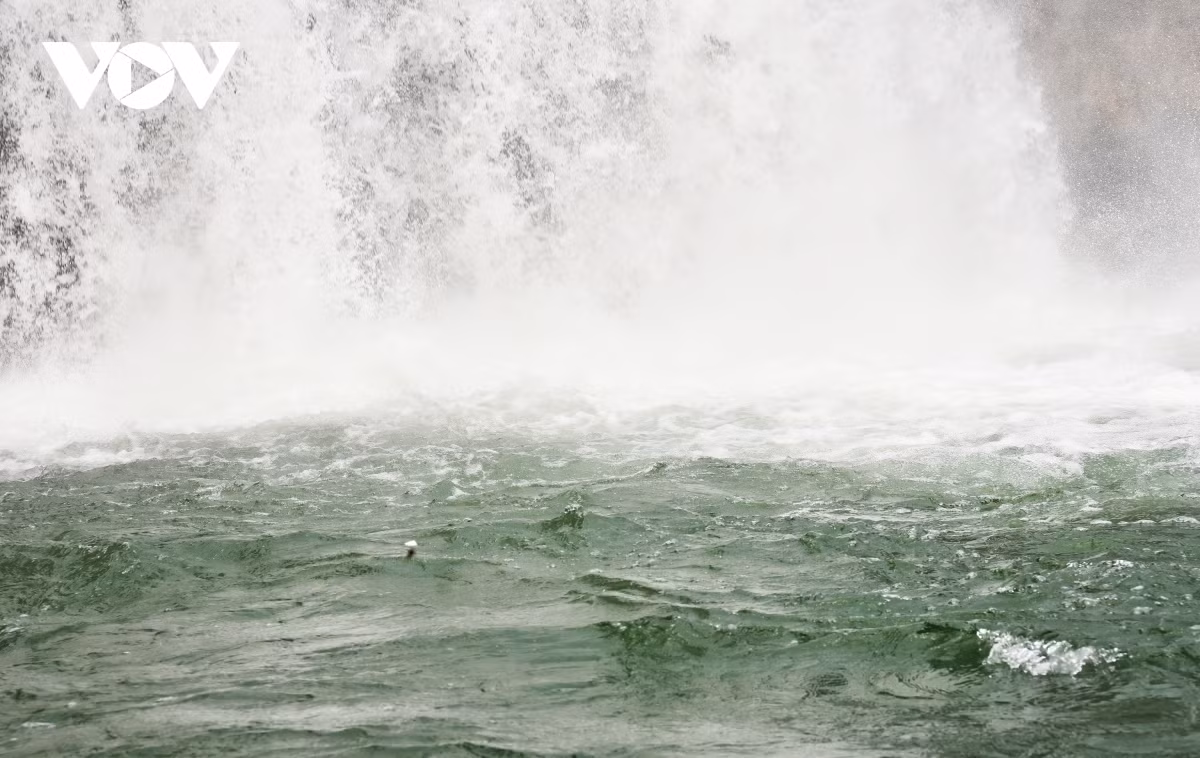 Nước từ trên cao đổ xuống trắng xóa.