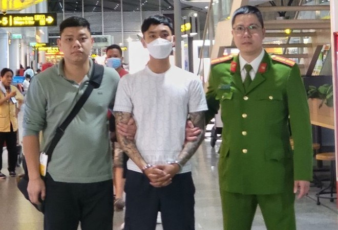 Nghi phạm truy nã nguy hiểm núp bóng nhân viên giao hàng Nghi pham truy na nguy hiem nup bong nhan vien giao hang