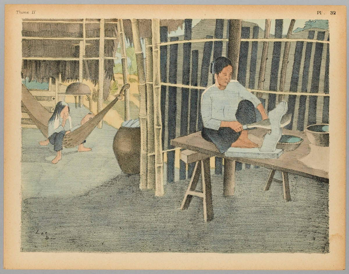 Người mẹ ngồi cắt hạt cau trong khi hai đứa con chơi đùa trên võng.