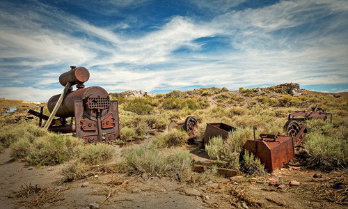 Những máy móc từng được sử dụng trong hoạt động khai thác vàng tại đây bị hoen rỉ sau nhiều năm phơi nắng mưa.