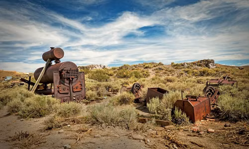 Những máy móc từng được sử dụng trong hoạt động khai thác vàng tại đây bị hoen rỉ sau nhiều năm phơi nắng mưa.