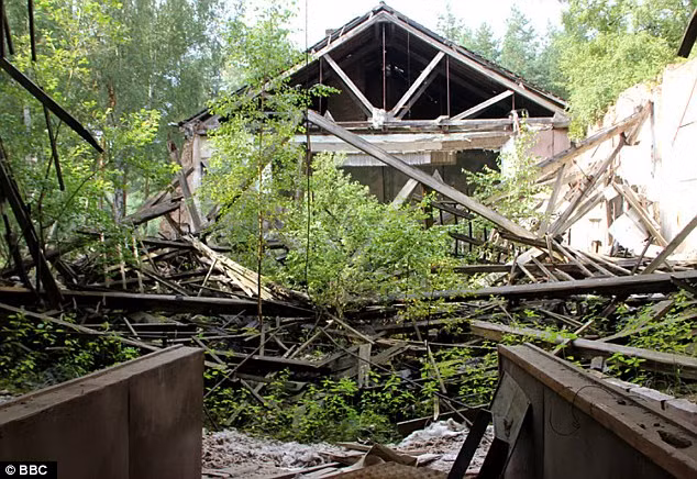 Để kẻ địch không phát hiện ra căn cứ tên lửa tuyệt mật này, Liên Xô đã xây dựng nhiều công trình giống như khu vực dân cư bình thường với các tượng đài Lê-nin, tranh thiếu nhi...