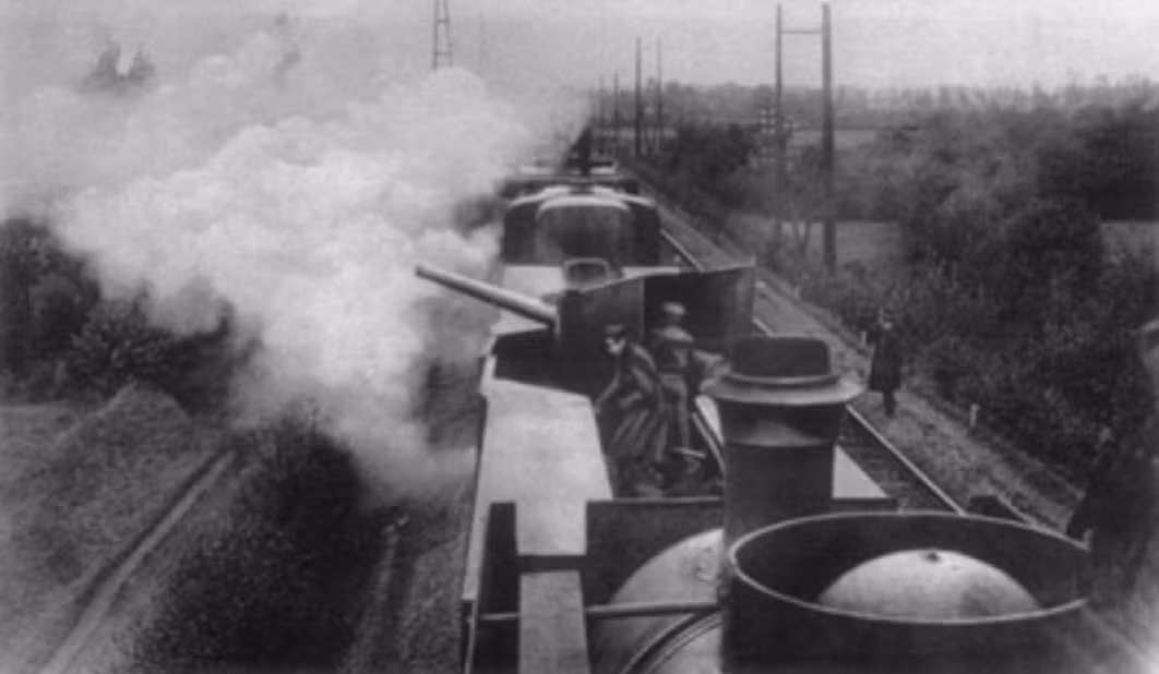 Một số khẩu pháo được trang bị trên đầu máy xe lửa khiến nó trông khá giống các tàu chiến.