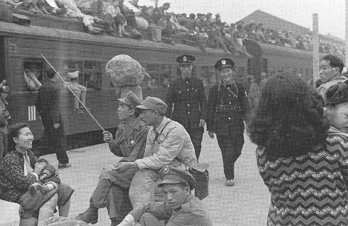 Nhà ga Bắc Thượng Hải chật kín hành khách.