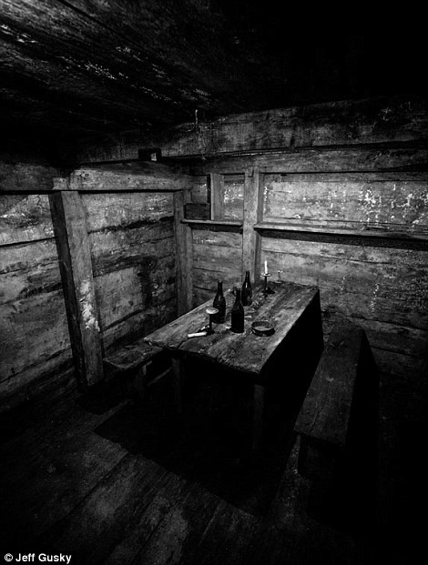 Đồng thời, họ xây dựng những căn cứ dưới lòng đất để tránh các đợt pháo kích của quân địch.