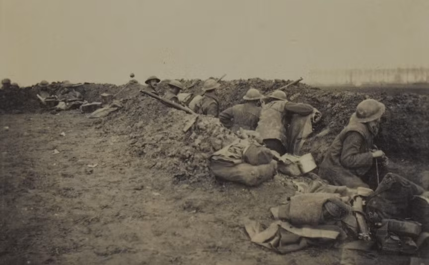 Cuộc Tổng tiến công mùa Xuân hồi Chiến tranh thế giới 1: 900.000 người thương vong. Năm 1918, Đức quyết định mở cuộc tấn công bất ngờ vào Anh trước khi Mỹ đặt chân đến châu Âu. Cuộc Tổng tiến công mùa Xuân hay còn gọi Trận chiến của Hoàng đế (Kaiserschlacht) đã gây ra thương vong lớn cho cả 2 bên. Mặc dù là nước phát động tấn công trước nhưng Đức đã nếm mùi thất bại.