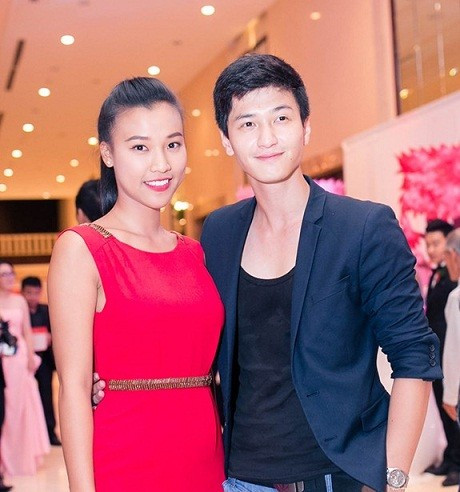 Hoàng Oanh hơn Huỳnh Anh 2 tuổi: Huỳnh Anh và bạn gái Hoàng Oanh công khai tình cảm cách đây không lâu. Cả hai nhận được sự ủng hộ từ công chúng và được khen ngợi là một trong những cặp đôi đẹp của làng giải trí Việt. Huỳnh Anh sinh năm 1992, Hoàng Oanh hơn hai tuổi nhưng cả hai đều rất tương xứng khi đứng cạnh nhau.