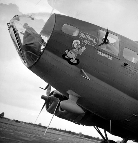 Bên ngoài máy bay ném bom được vẽ hình một chú vịt hoạt hình.