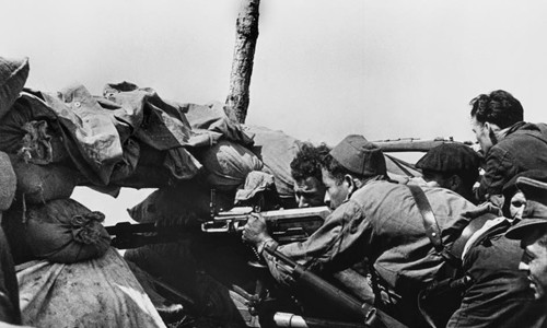 Binh sĩ thuộc quân đội chính phủ Cộng hòa Tây Ban Nha đệ nhị sử dụng súng máy Vikers năm 1936.