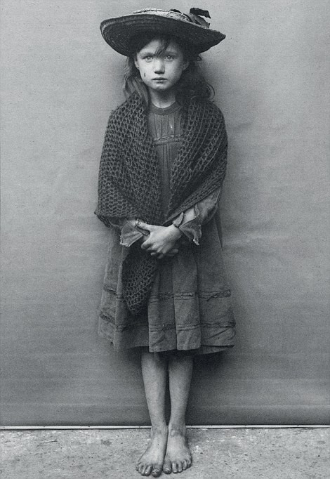 Gương mặt buồn ám ảnh của Adelaide Springett cùng với đôi chân trần đen nhẻm. Tấm ảnh này được chụp năm 1911.