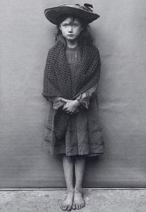 Gương mặt buồn ám ảnh của Adelaide Springett cùng với đôi chân trần đen nhẻm. Tấm ảnh này được chụp năm 1911.