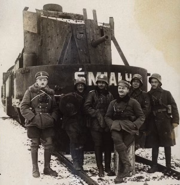 Đây là đoàn tàu Smialy của Ba Lan năm 1919. Phương tiện này được trang bị vũ khí quân sự có uy lực lớn và nhìn khá giống một cỗ xe tăng.