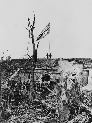 Binh sĩ Đức cắm cờ chữ thập ngoặc chết chóc trên đỉnh một khu vực bị phá hủy nghiêm trọng trong cuộc giao tranh với quân đội địa phương ngày 14/9/1939.