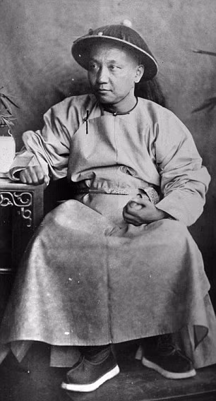 Đây là ảnh chụp một quan chức quân sự Trung Quốc hay một quan văn.