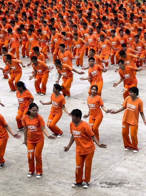 Mỗi ngày, các tù nhân luyện tập trong 4 giờ và có thể thực hiện đồng diễn hơn 20 tiết mục khác nhau.