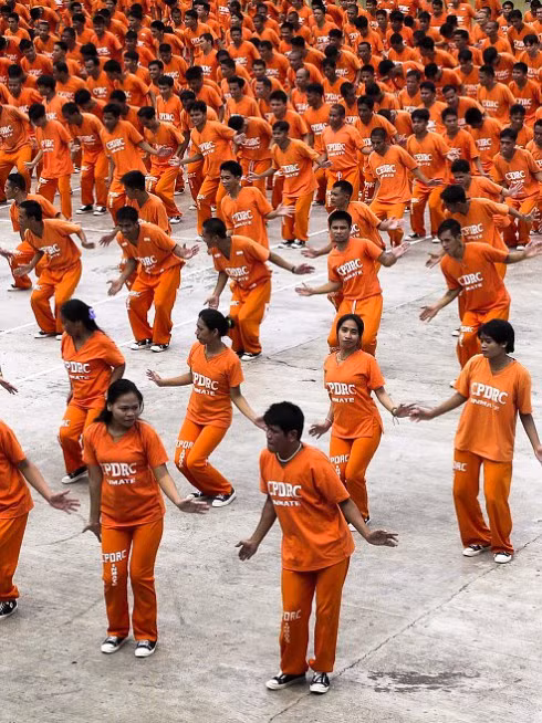 Mỗi ngày, các tù nhân luyện tập trong 4 giờ và có thể thực hiện đồng diễn hơn 20 tiết mục khác nhau.