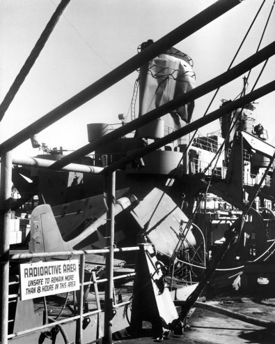 Tàu USS Crittendon bị hư hại nặng trong quá trình thử bom hạt nhân dưới nước trên đảo Bikini Atoll.