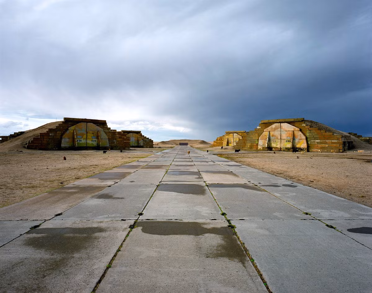 Những nhà chứa máy bay cùng đường băng được xây dựng bằng bê tông cốt thép để bảo vệ máy bay chiến đấu hiện bị bỏ trống sau khi không còn được sử dụng. 