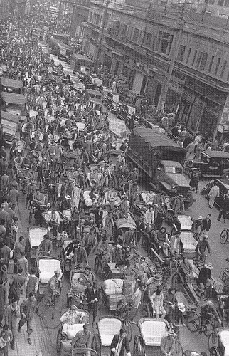 Giờ cao điểm ở đường Đông Sichuan khiến giao thông tắc nghẽn, với phương tiện chủ yếu là xe kéo. 