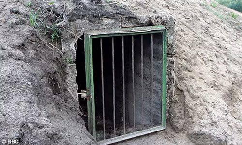 Đây là căn cứ hạt nhân đầu tiên của Liên Xô được xây dựng ở nước ngoài. Căn cứ này nằm trong cánh rừng Brandenburg, Vogelsang, Đông Đức. Trong ảnh là lô cốt được phủ bằng cát chứa tên lửa và nhiều căn hầm bê tông bọc thép dùng để chứa đầu đạn.