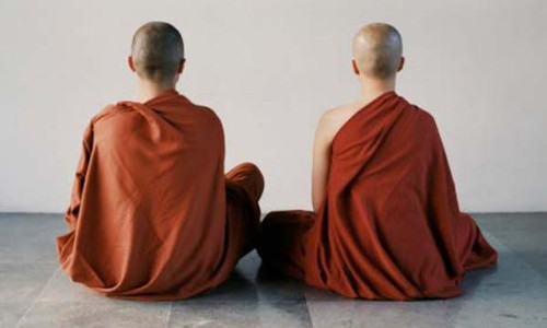 Nhiều nhà sư Tây Tạng ngủ trong tư thế ngồi thẳng đứng.