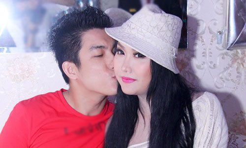 Cô tâm sự, mình và người yêu từng đổ vỡ trong hôn nhân nên rất dễ đồng cảm, chia sẻ và thấu hiểu lẫn nhau. Cô cũng khẳng định, chuyện bạn trai kém tuổi và từng có vợ và hai con riêng không ảnh hưởng đến tình yêu cô dành cho anh.