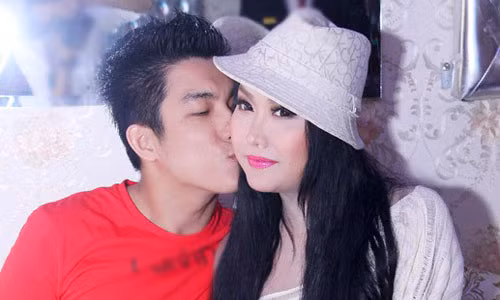 Cô tâm sự, mình và người yêu từng đổ vỡ trong hôn nhân nên rất dễ đồng cảm, chia sẻ và thấu hiểu lẫn nhau. Cô cũng khẳng định, chuyện bạn trai kém tuổi và từng có vợ và hai con riêng không ảnh hưởng đến tình yêu cô dành cho anh.