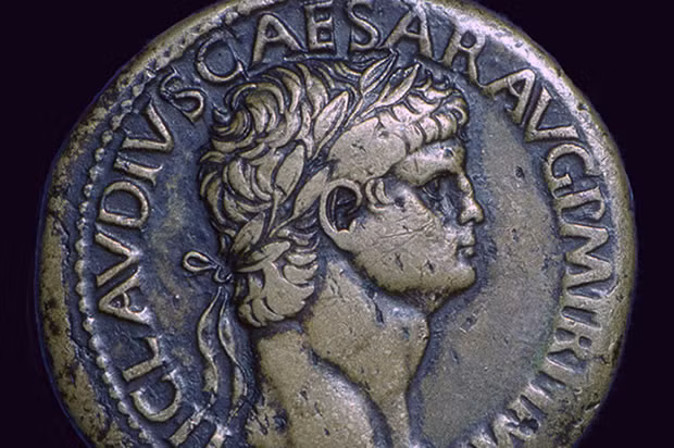 1. Hoàng đế Claudius bị những thành viên trong hoàng tộc chế nhạo về ngoại hình của mình như chân đi khập khiễng, chảy nước mũi và sùi bọt mép.