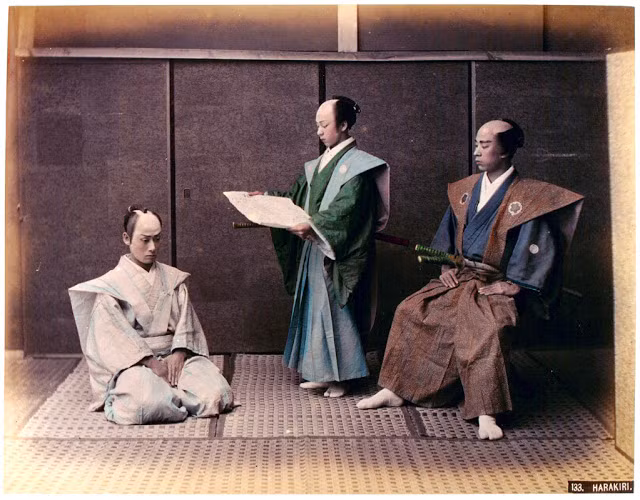 Một chiến binh Samurai dường như đang chuẩn bị thực hiện nghi lễ tự sát bằng cách tự mổ bụng.