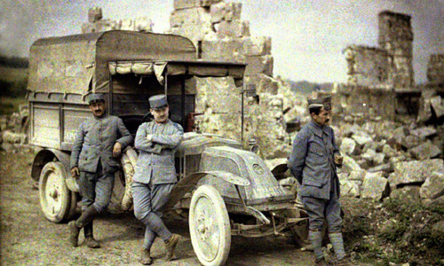 Nhóm binh sĩ Pháp dừng chân nghỉ ngơi trước công trình bị bom đạn oanh tạc dữ dội năm 1917.