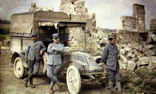 Nhóm binh sĩ Pháp dừng chân nghỉ ngơi trước công trình bị bom đạn oanh tạc dữ dội năm 1917.