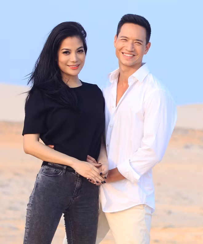 Liên tục xuất hiện trong các sự kiện, thảm đỏ, bà mẹ một con sinh năm 1976 và bạn diễn sinh năm 1983 đang vướng nghi án phim giả tình thật. Cặp đôi luôn xuất hiện với trang phục đồng bộ, ăn ý cùng những phụ kiện như mắt kính, đồng hồ đôi. Trên trang cá nhân của Kim Lý, anh thường chia sẻ hình ảnh tình tứ với Trương Ngọc Ánh và không ngại khoe việc để ảnh Trương Ngọc Ánh làm hình nền điện thoại.