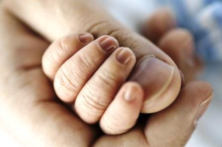 Khi gia đình bé Gomes chuẩn bị làm tang lễ cho em thì bất ngờ bé gái sơ sinh động đậy chân tay và mở mắt. Đây là một trong những trường hợp người chết sống lại vô cùng hy hữu trên thế giới.