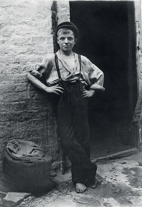 Charlie Long sống trong nhà ăn dành cho công nhân. Cậu bé trông thật tội nghiệp với đôi chân trần lấm lem bùn đất.