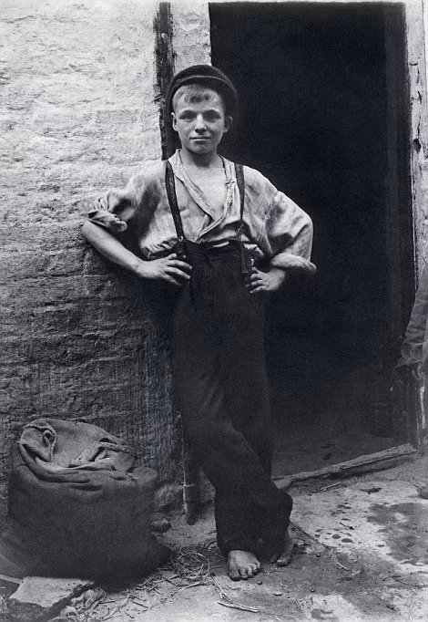 Charlie Long sống trong nhà ăn dành cho công nhân. Cậu bé trông thật tội nghiệp với đôi chân trần lấm lem bùn đất.