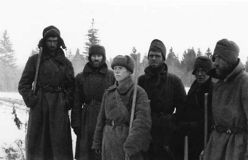 Binh sĩ Hồng quân Liên Xô bị phát xít Đức bắt làm tù binh phải lao động cực khổ trong thời tiết lạnh giá.