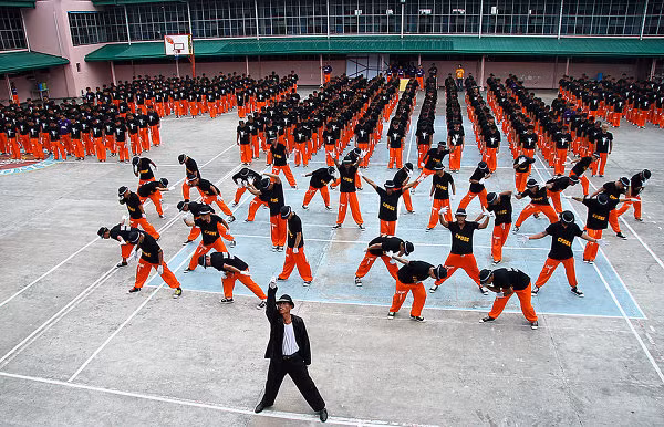 Tuy nhiên, nhà tù này đã đem đến cho tù nhân không khí thoải mái khi phạm nhân có thể nhảy múa thay cho những bài thể dục đơn điệu.