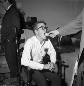 Kỷ lục thế giới hiện tại với 11 ngày không ngủ thuộc về Randy Gardner năm 1965. Sau 4 ngày đầu tiên không ngủ, ông bắt đầu bị ảo giác, tiếp theo bị ảo tưởng mà nghĩ rằng bản thân là một cầu thủ bóng đá nổi tiếng. Trong những ngày cuối cùng, ông hoạt động bình thường.