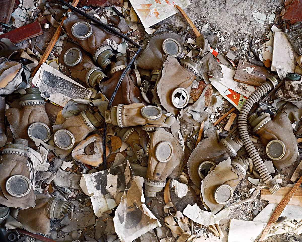 Nhiều tàn tích vẫn còn sót lại bên trong các tòa nhà tại căn cứ ở Latvia. Trong ảnh là các mặt nạ phòng độc tiêu chuẩn được phát cho tất cả các công dân Liên Xô từ những năm 1970.