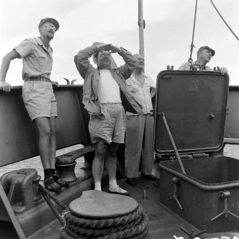 Các nhân viên tham gia buổi thử nghiệm bom hạt nhân theo dõi sát sao cả quá trình.