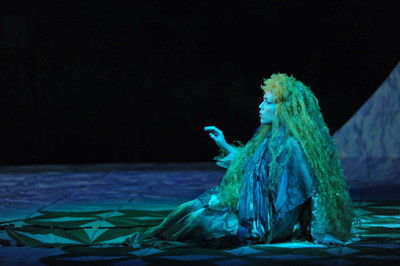 Theo truyền thuyết, Rusalka không thể sống lâu trên cạn. Tuy nhiên, với chiếc lược trên tay, cô luôn luôn an toàn khi có thể tạo ra nước bằng cách chải mái tóc của mình.